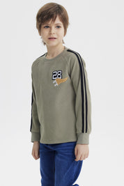 Polera verde militar texturizada con número 28 y sol en el pecho estilo deportivo manga larga