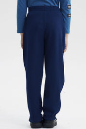 Pantalón buzo pitillo azul oscuro para niño con líneas blancas a los lados prenda lisa