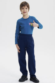 Pantalón buzo pitillo azul oscuro para niño con líneas blancas a los lados prenda lisa