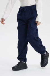 Pantalón niño azul oscuro pitillo con bolsillos cargo y ajuste elástico sin estampa visible