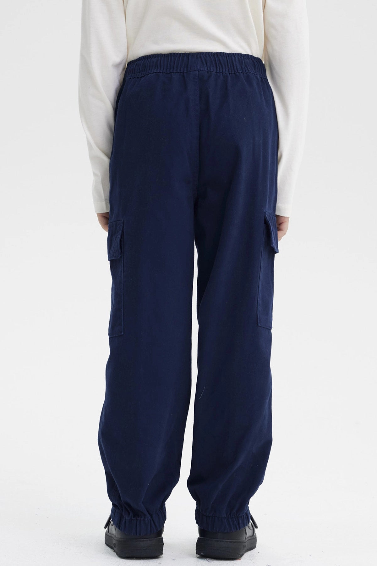 Pantalón niño azul oscuro pitillo con bolsillos cargo y ajuste elástico sin estampa visible
