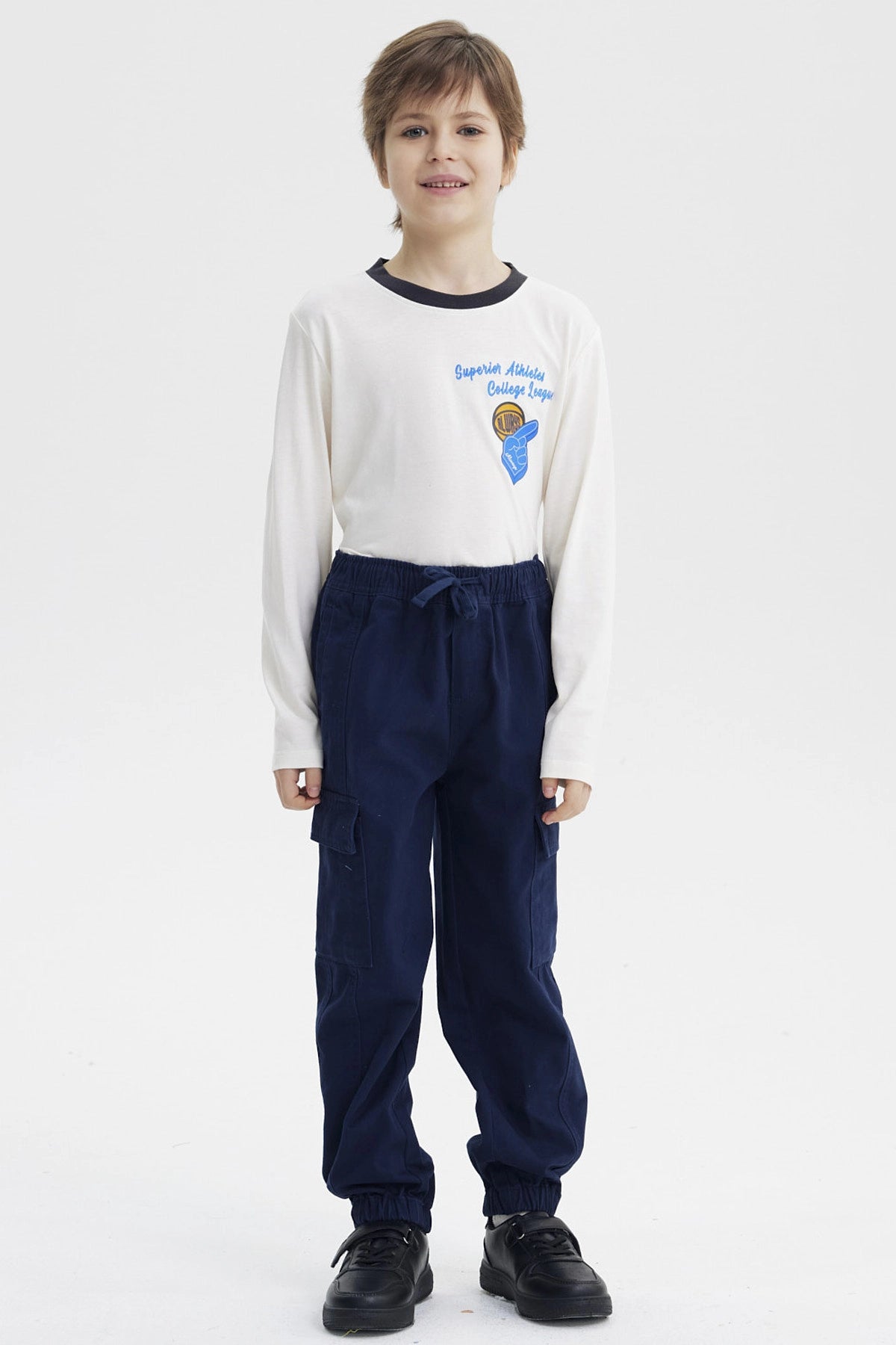 Pantalón niño azul oscuro pitillo con bolsillos cargo y ajuste elástico sin estampa visible