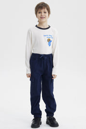 Pantalón niño azul oscuro pitillo con bolsillos cargo y ajuste elástico sin estampa visible