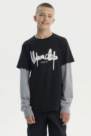 Polera negra slim para niño con estampa Urban Club en el pecho estilo graffiti sobre camiseta gris de manga larga
