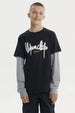 Polera negra slim para niño con estampa Urban Club en el pecho estilo graffiti sobre camiseta gris de manga larga
