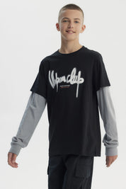 Polera negra slim para niño con estampa Urban Club en el pecho estilo graffiti sobre camiseta gris de manga larga