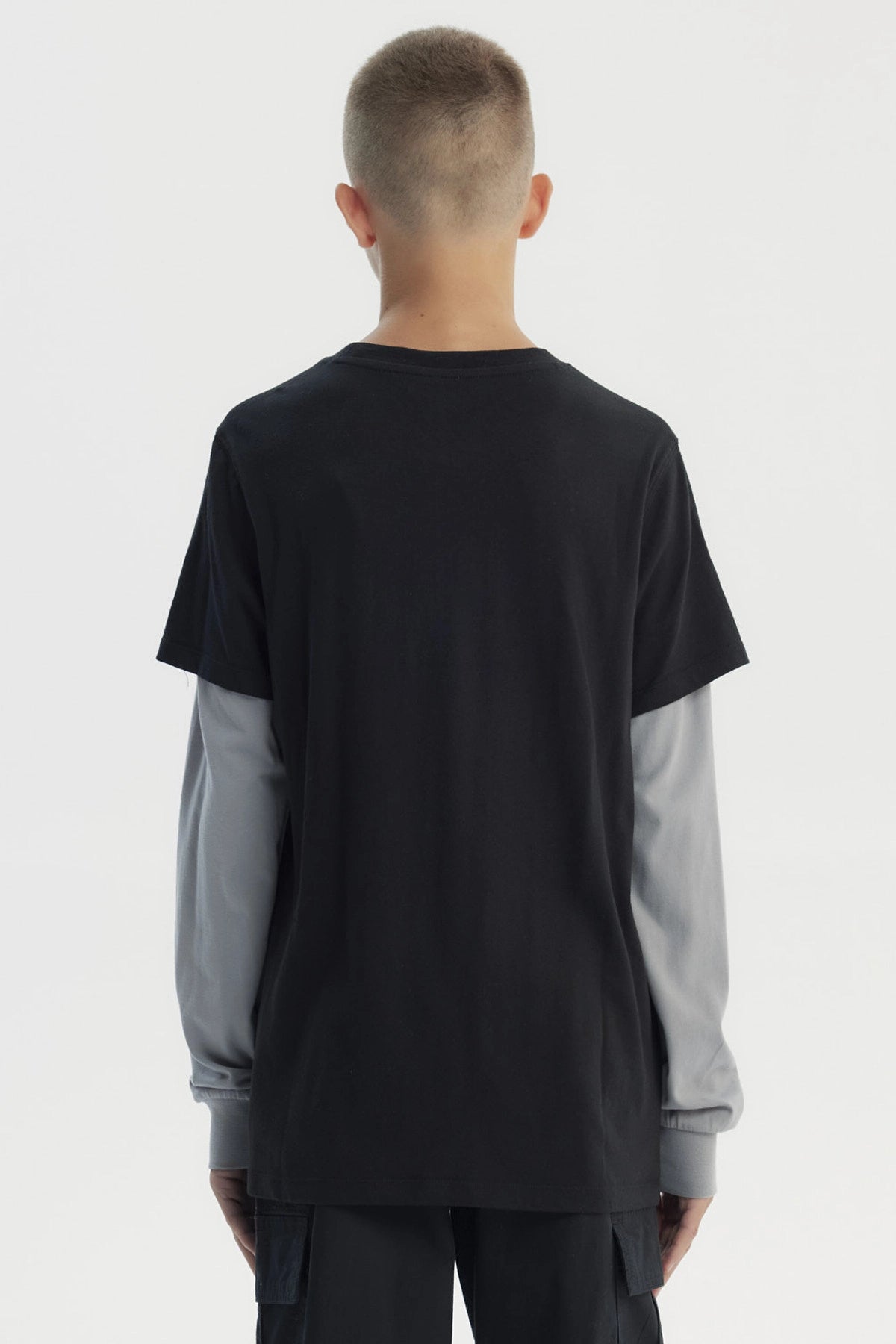 Polera negra slim para niño con estampa Urban Club en el pecho estilo graffiti sobre camiseta gris de manga larga