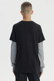 Polera negra slim para niño con estampa Urban Club en el pecho estilo graffiti sobre camiseta gris de manga larga
