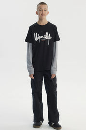 Polera negra slim para niño con estampa Urban Club en el pecho estilo graffiti sobre camiseta gris de manga larga