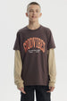 Polera slim café para niño con texto Good Vibes en el frente en estilo gráfico moderno sobre fondo liso