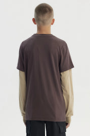 Polera slim café para niño con texto Good Vibes en el frente en estilo gráfico moderno sobre fondo liso