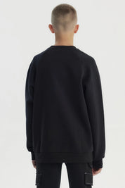 Polerón niño slim negro con textura en mangas y bolsillo frontal con cierre sin estampa visible