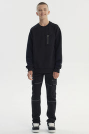 Polerón niño slim negro con textura en mangas y bolsillo frontal con cierre sin estampa visible