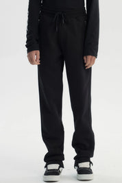 Pantalón buzo niño negro con cintura elástica y cordones ajustables prenda lisa ideal para días activos