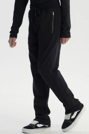 Pantalón buzo niño negro con cintura elástica y cordones ajustables prenda lisa ideal para días activos
