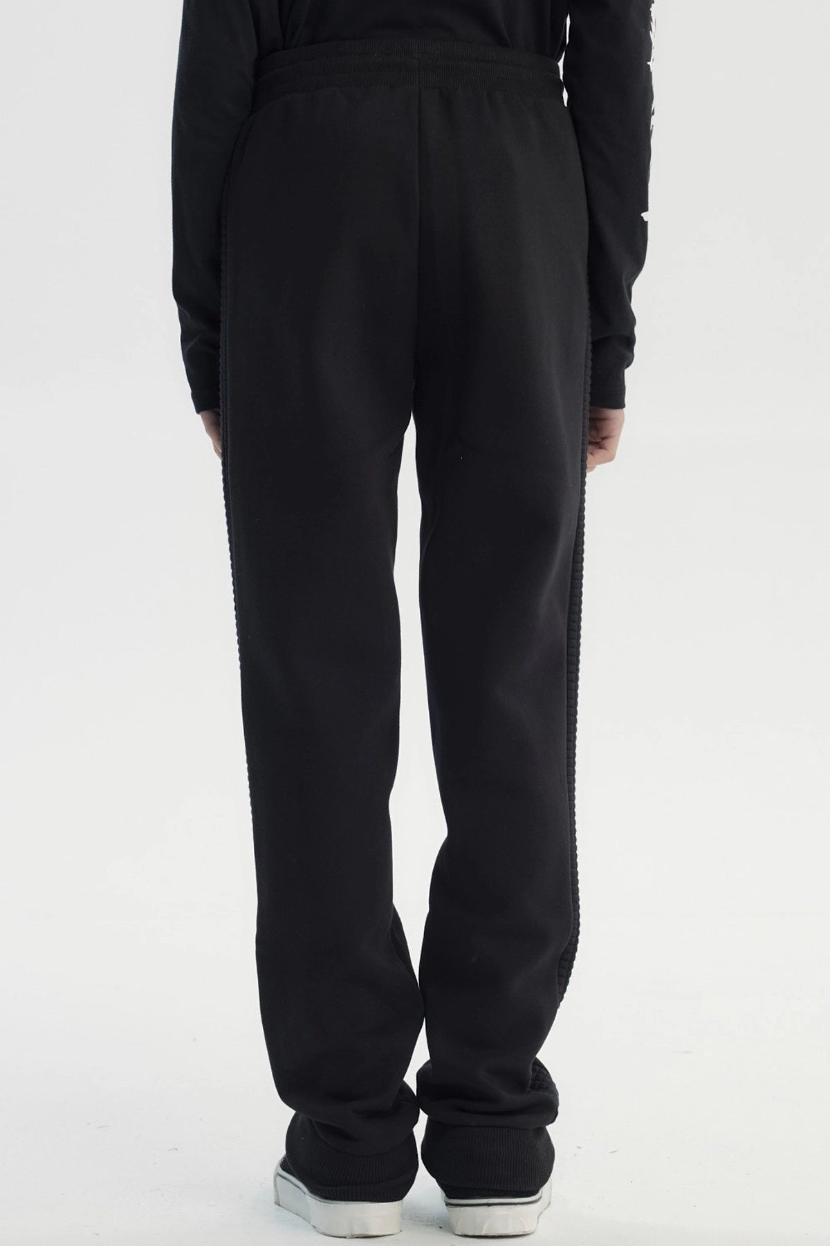 Pantalón buzo niño negro con cintura elástica y cordones ajustables prenda lisa ideal para días activos