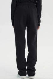 Pantalón buzo niño negro con cintura elástica y cordones ajustables prenda lisa ideal para días activos