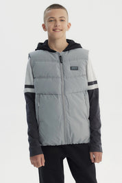 Parka sin mangas gris para niño con cremallera central y logo pequeño en el pecho estilo casual y moderno lisa