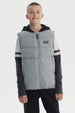 Parka sin mangas gris para niño con cremallera central y logo pequeño en el pecho estilo casual y moderno lisa