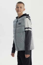 Parka sin mangas gris para niño con cremallera central y logo pequeño en el pecho estilo casual y moderno lisa