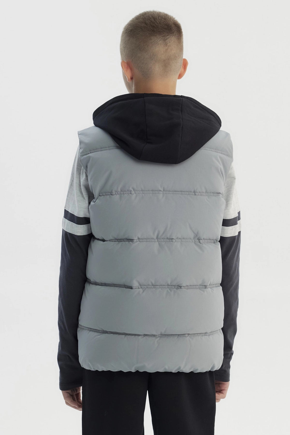Parka sin mangas gris para niño con cremallera central y logo pequeño en el pecho estilo casual y moderno lisa