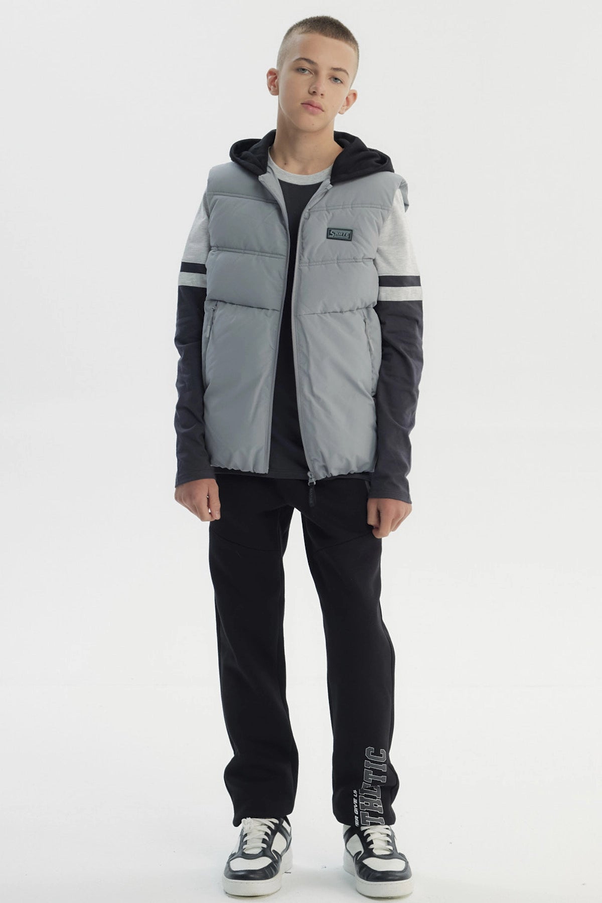 Parka sin mangas gris para niño con cremallera central y logo pequeño en el pecho estilo casual y moderno lisa