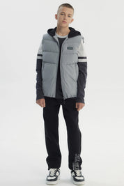 Parka sin mangas gris para niño con cremallera central y logo pequeño en el pecho estilo casual y moderno lisa