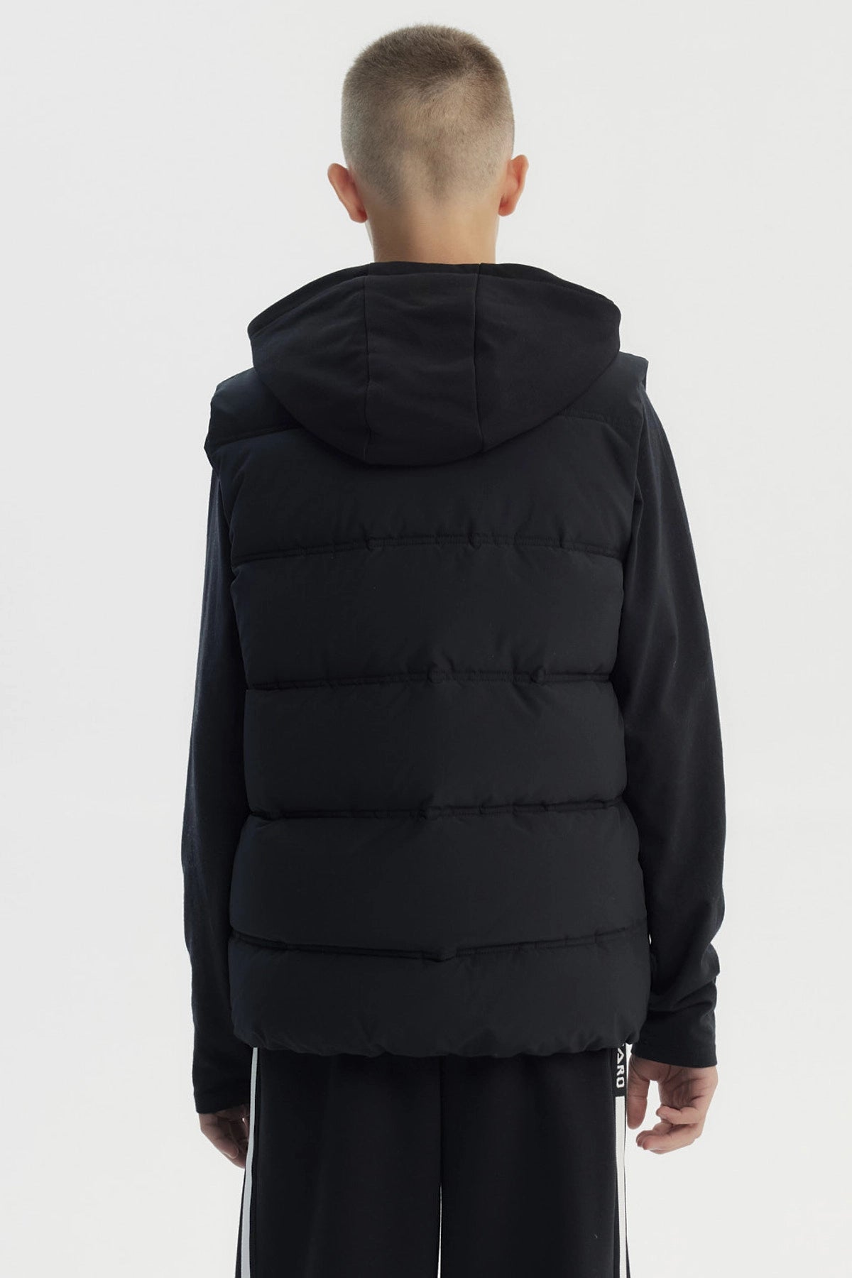 Parka sin mangas negra para niño con capucha y cierre frontal diseño liso ideal para el frío urbano