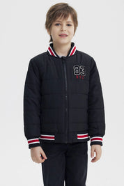 Parka negra para niño con cierre y cuello de rayas rojas y blancas con bordado 83 NYC en el pecho estilo casual