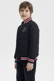 Parka negra para niño con cierre y cuello de rayas rojas y blancas con bordado 83 NYC en el pecho estilo casual
