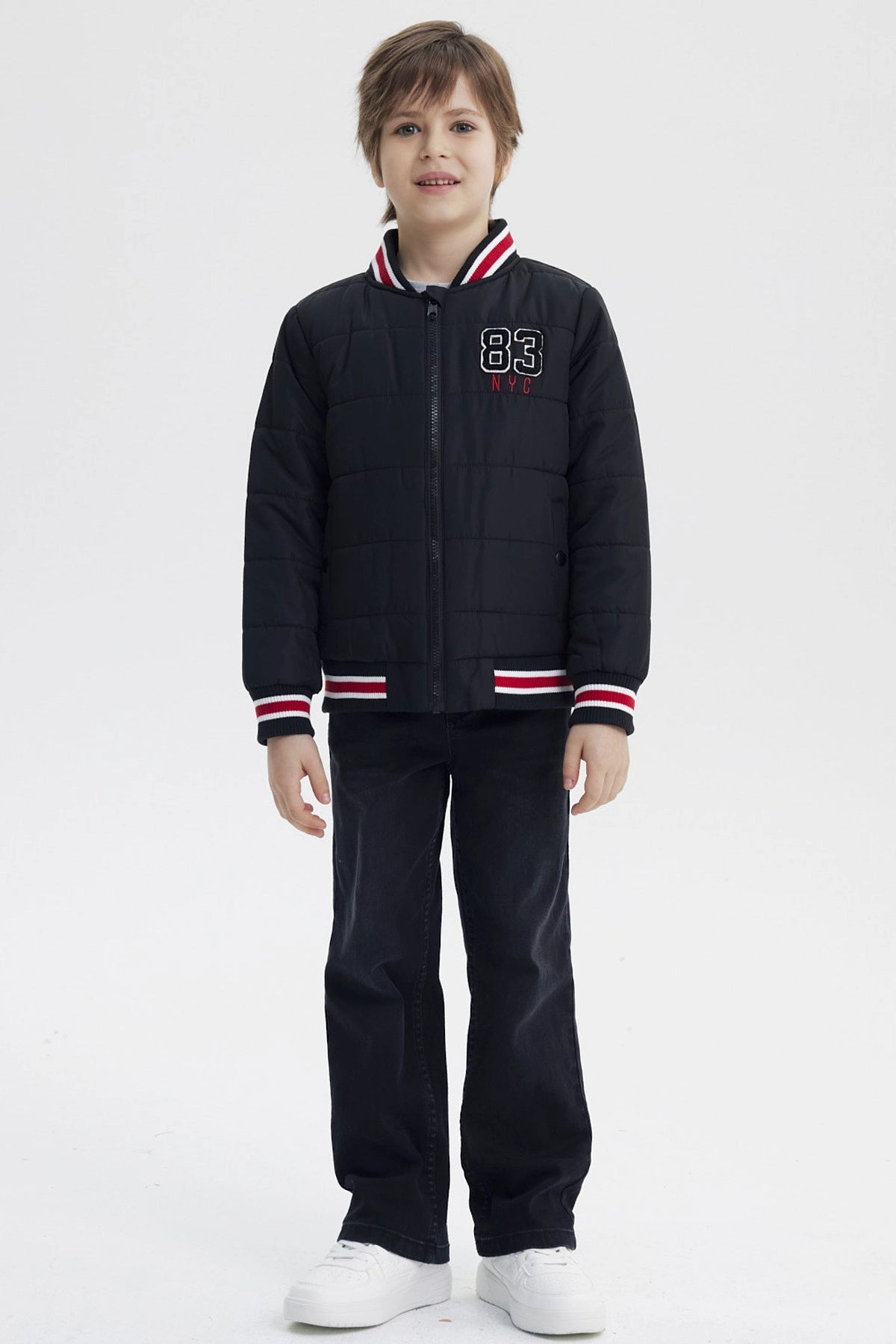 Parka negra para niño con cierre y cuello de rayas rojas y blancas con bordado 83 NYC en el pecho estilo casual
