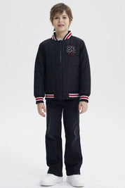 Parka negra para niño con cierre y cuello de rayas rojas y blancas con bordado 83 NYC en el pecho estilo casual