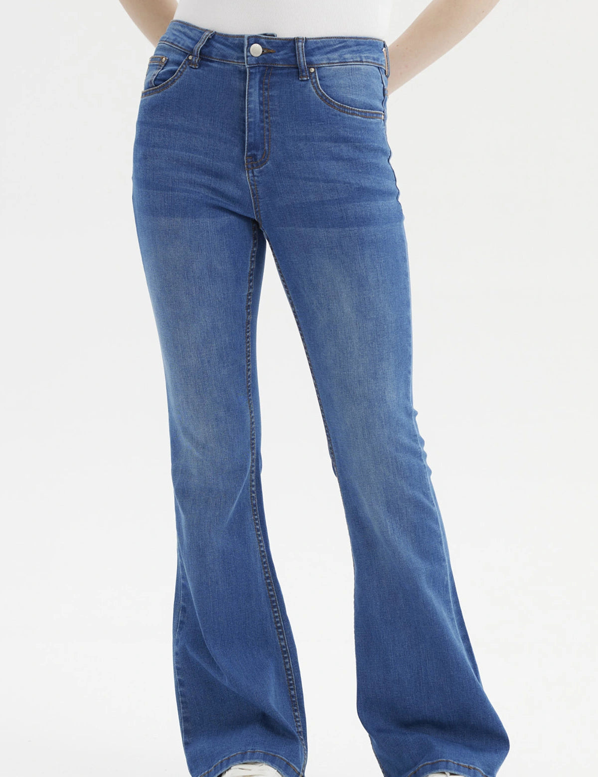 Jeans flare azul mujer con corte alto y piernas acampanadas sin estampa diseño liso casual