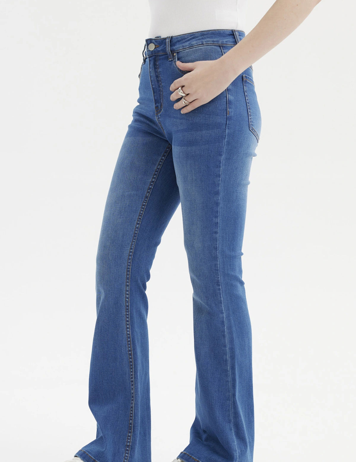 Jeans flare azul mujer con corte alto y piernas acampanadas sin estampa diseño liso casual