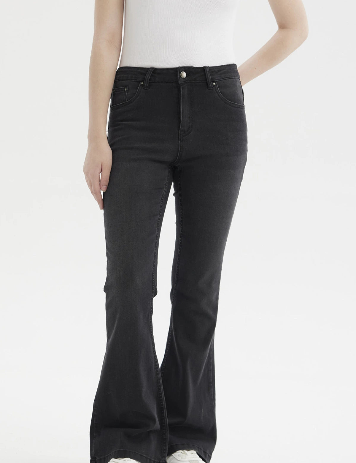 Jeans flare negros para mujer de tiro alto con diseño liso ajuste ceñido en muslos y acampanado en los bajos