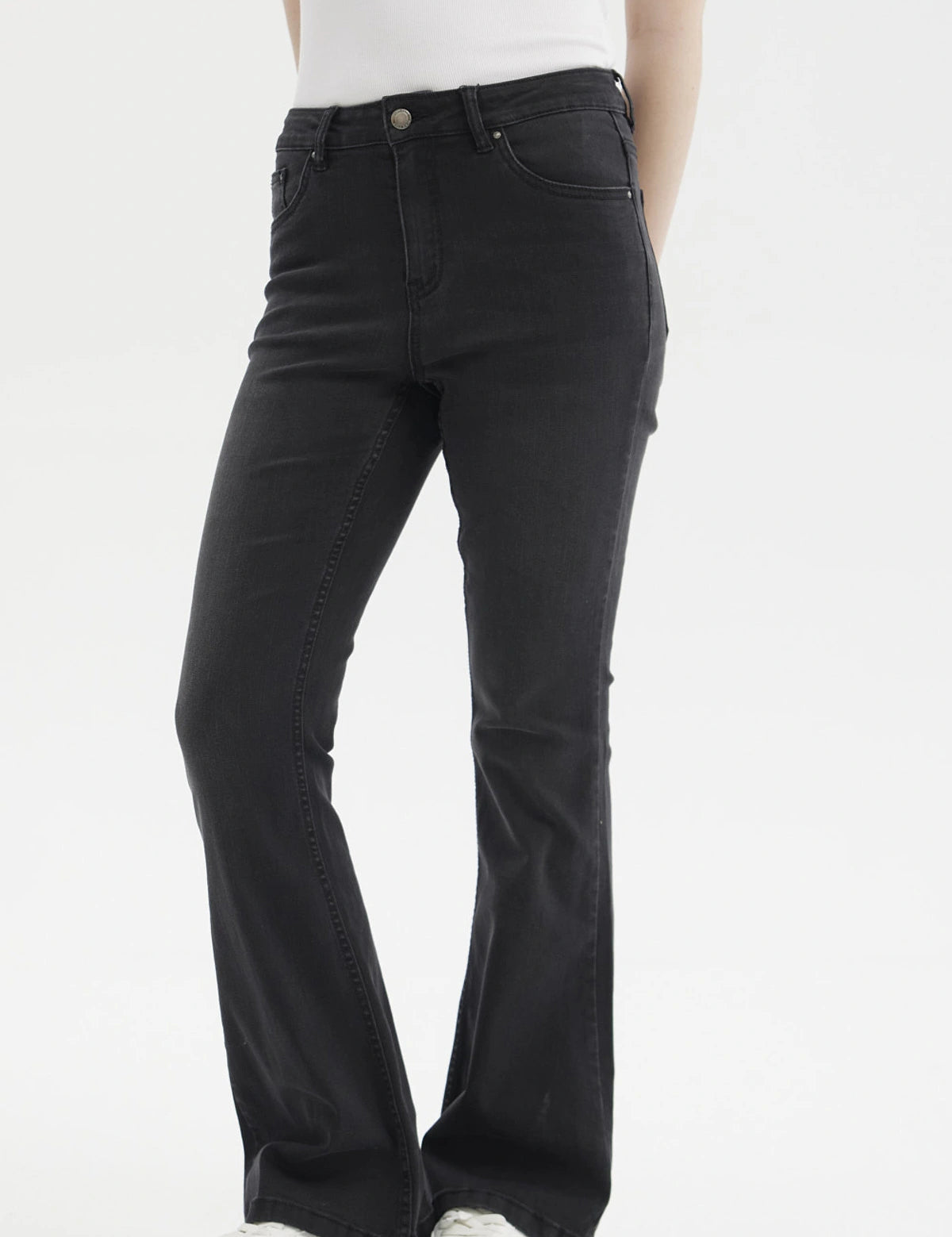 Jeans flare negros para mujer de tiro alto con diseño liso ajuste ceñido en muslos y acampanado en los bajos