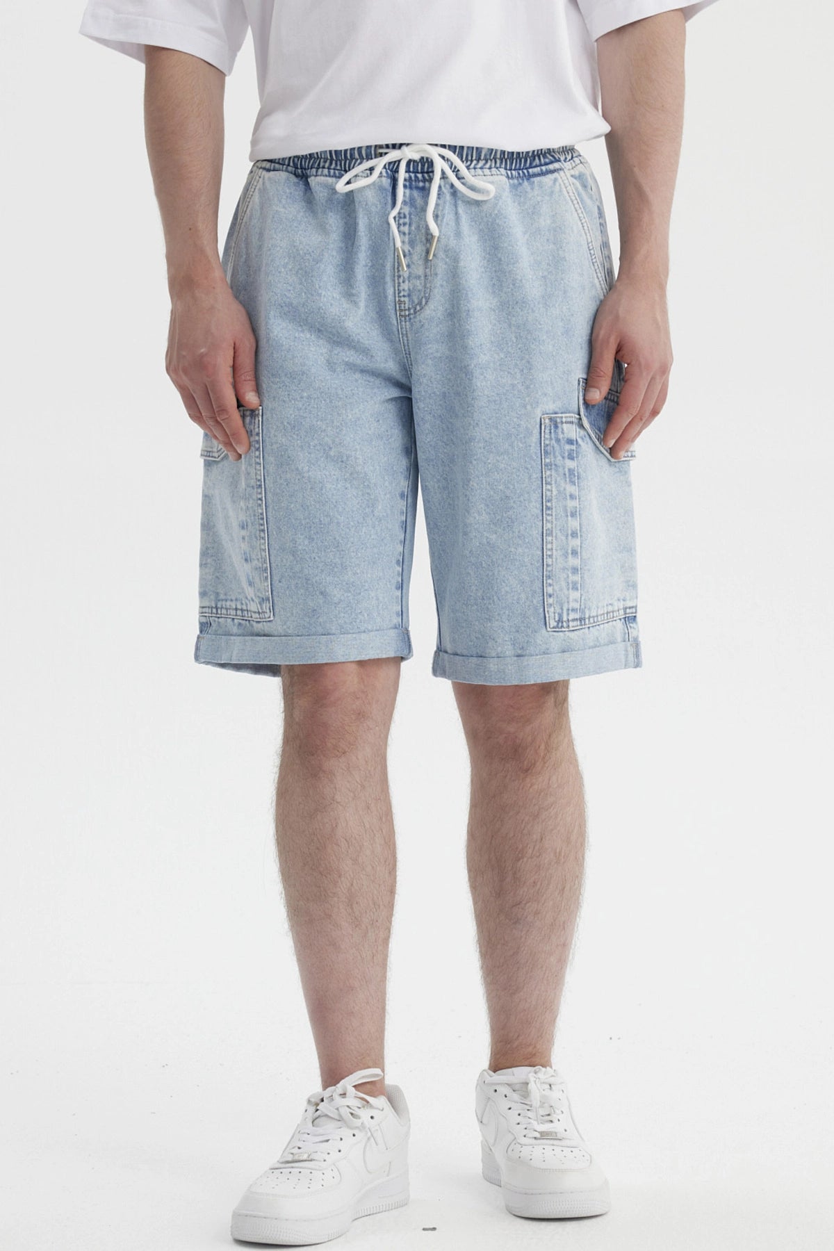 Bermuda de hombre azul claro con calce recto y bolsillos grandes al frente prenda lisa y estilo casual