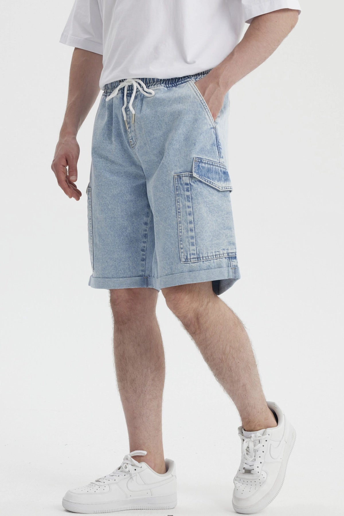 Bermuda de hombre azul claro con calce recto y bolsillos grandes al frente prenda lisa y estilo casual