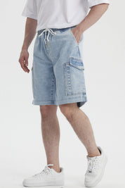 Bermuda de hombre azul claro con calce recto y bolsillos grandes al frente prenda lisa y estilo casual