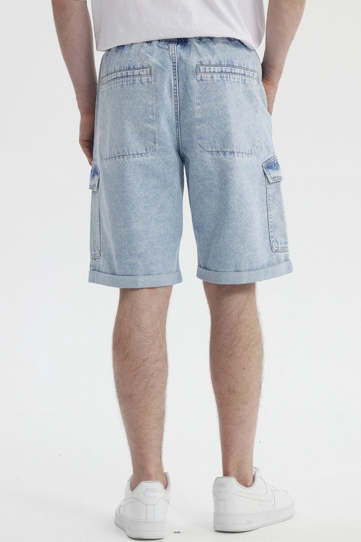 Bermuda de hombre azul claro con calce recto y bolsillos grandes al frente prenda lisa y estilo casual