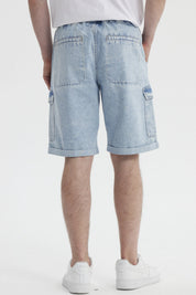 Bermuda de hombre azul claro con calce recto y bolsillos grandes al frente prenda lisa y estilo casual