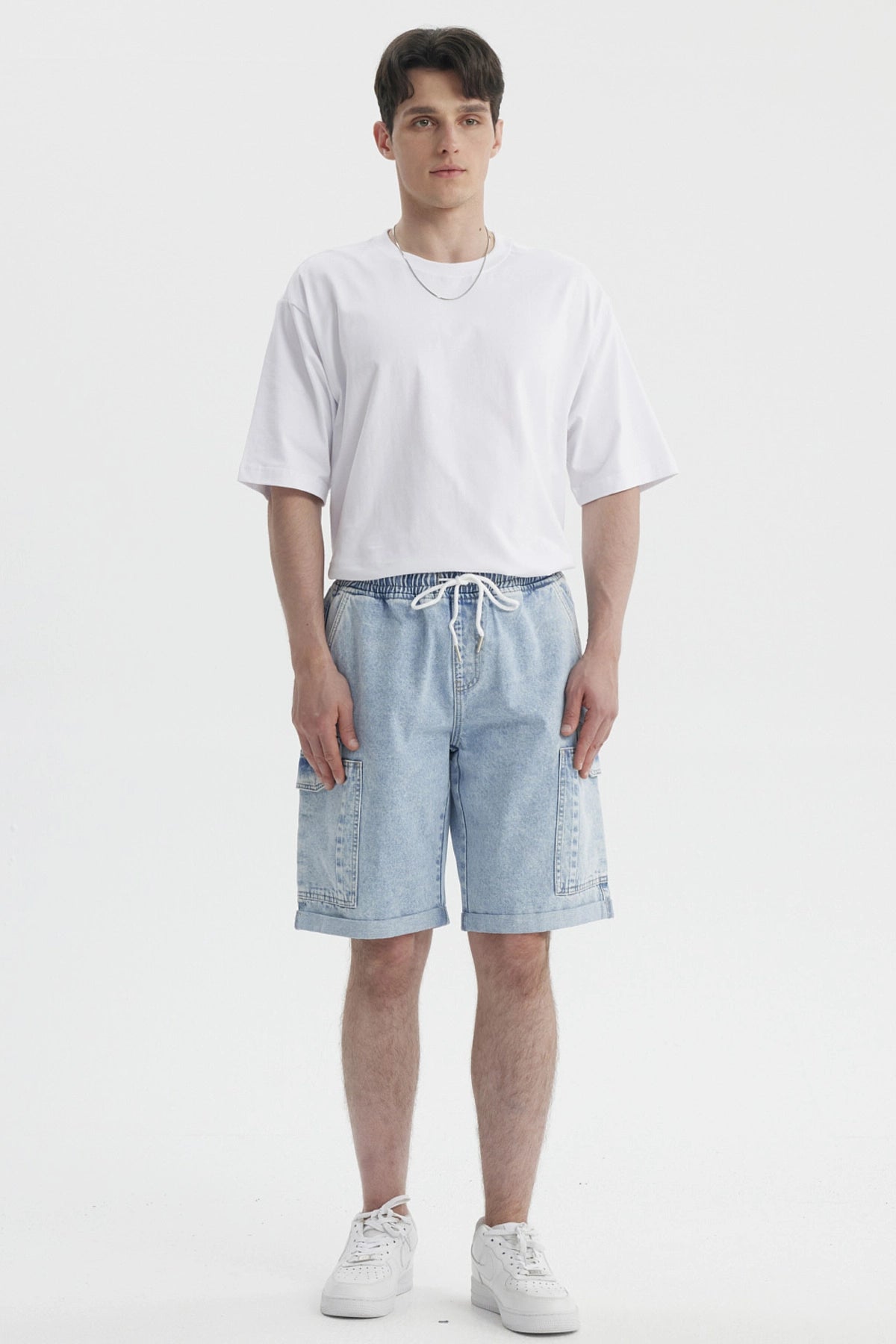 Bermuda de hombre azul claro con calce recto y bolsillos grandes al frente prenda lisa y estilo casual