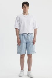 Bermuda de hombre azul claro con calce recto y bolsillos grandes al frente prenda lisa y estilo casual