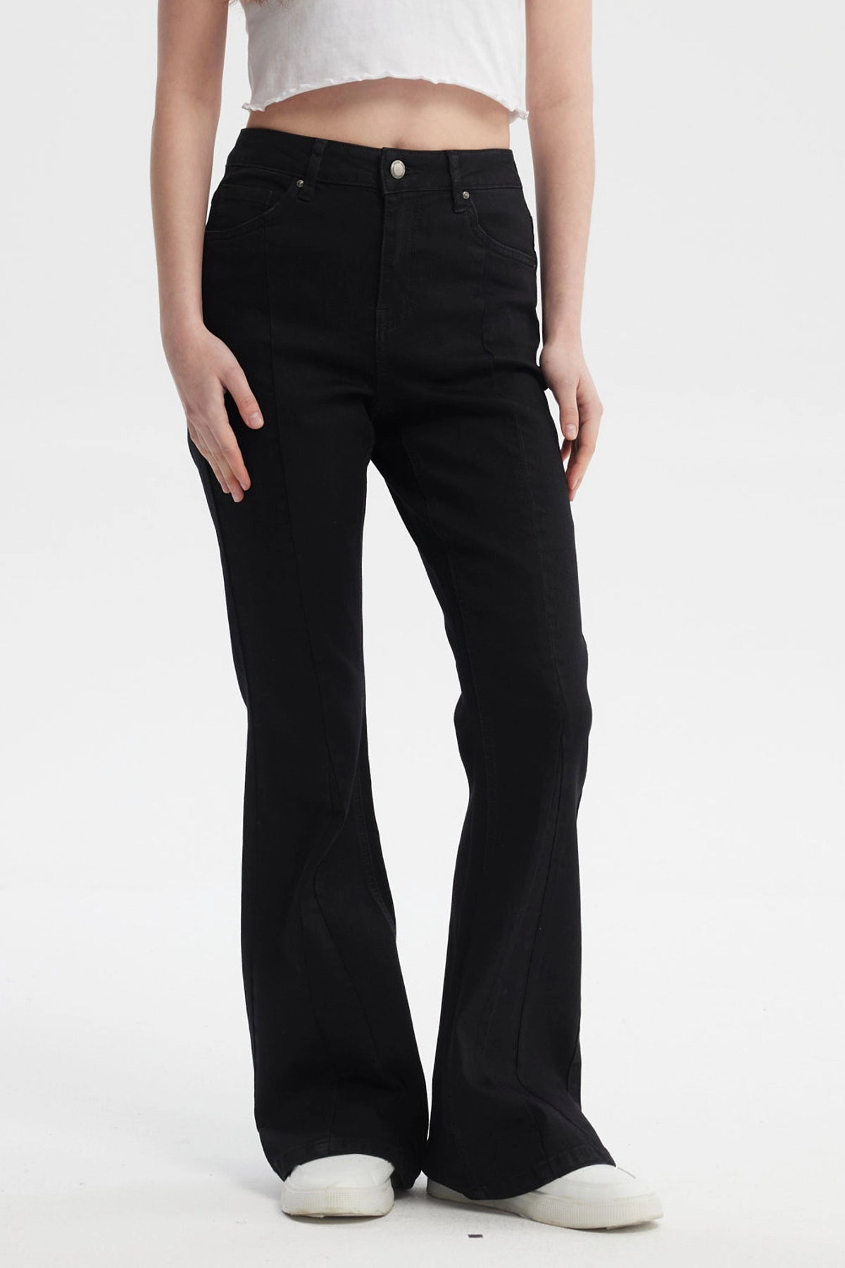 Jeans flare negros para mujer con diseño liso corte alto y ajustado hasta la rodilla luego se ensancha