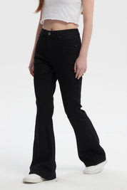 Jeans flare negros para mujer con diseño liso corte alto y ajustado hasta la rodilla luego se ensancha