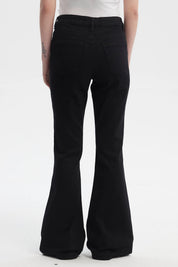 Jeans flare negros para mujer con diseño liso corte alto y ajustado hasta la rodilla luego se ensancha