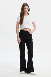 Jeans flare negros para mujer con diseño liso corte alto y ajustado hasta la rodilla luego se ensancha
