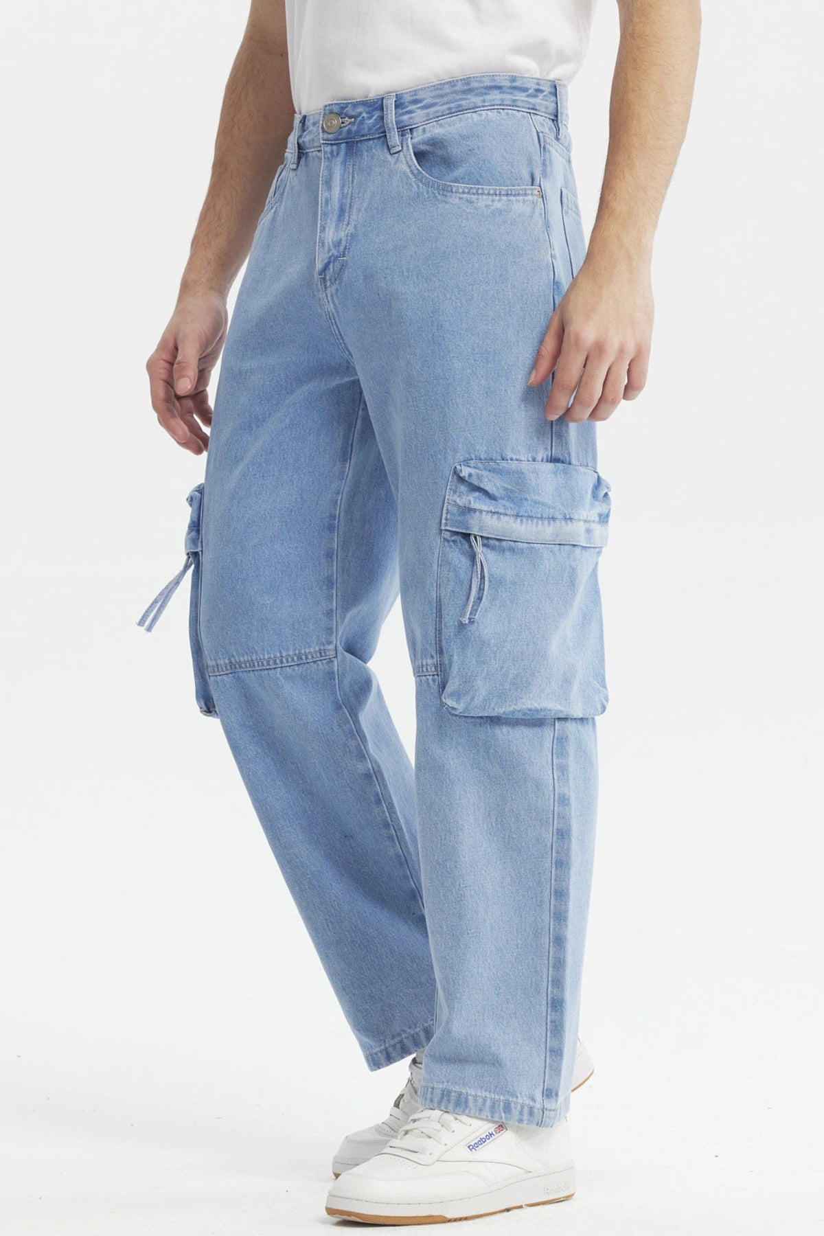 Jeans baggy multicargo azul claro con bolsillos laterales amplios estilo casual