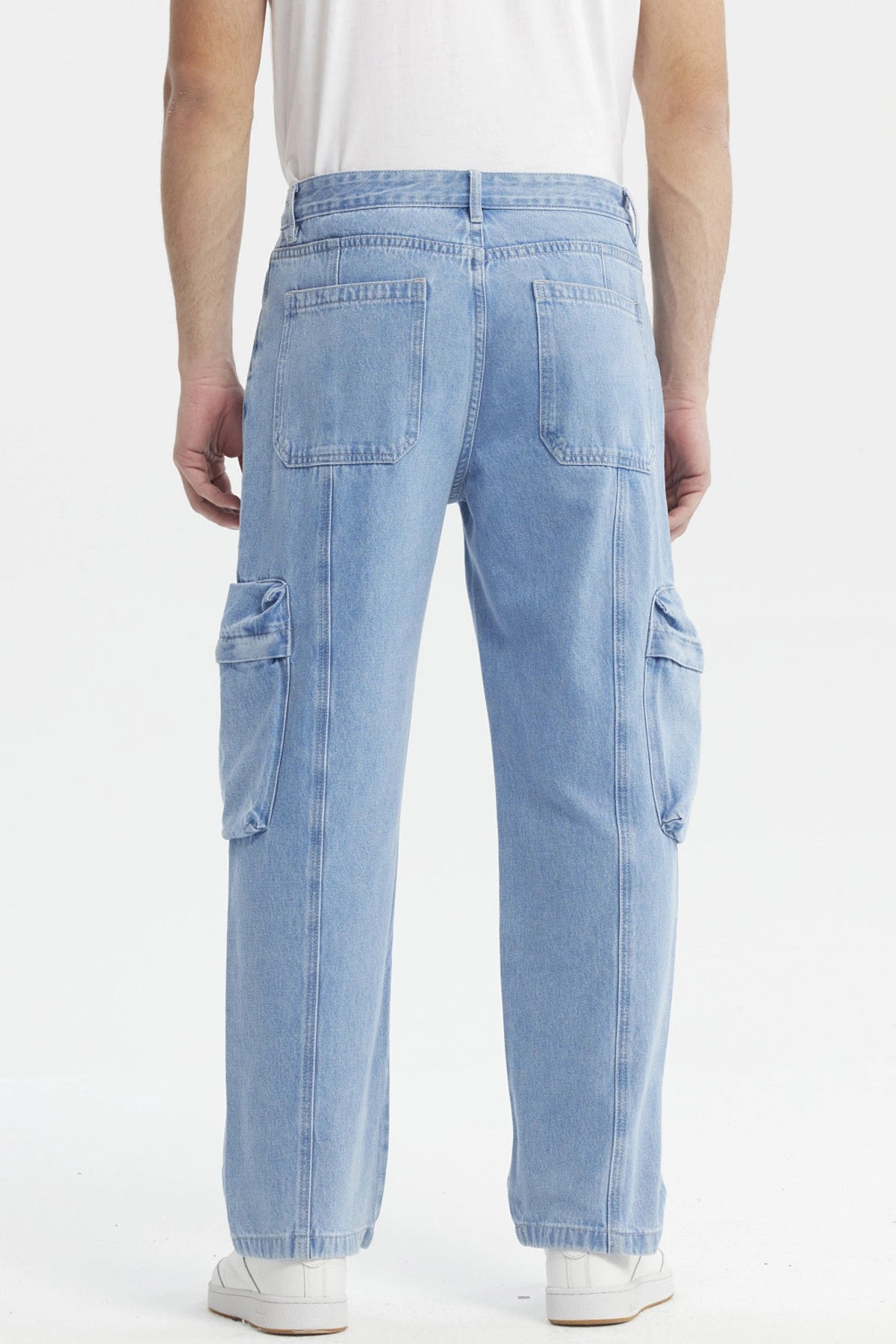 Jeans baggy multicargo azul claro con bolsillos laterales amplios estilo casual