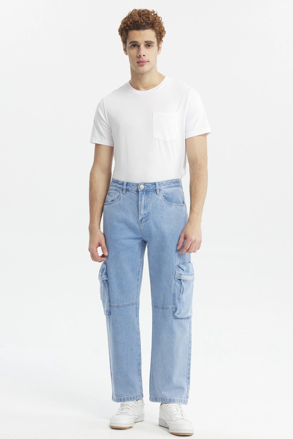 Jeans baggy multicargo azul claro con bolsillos laterales amplios estilo casual